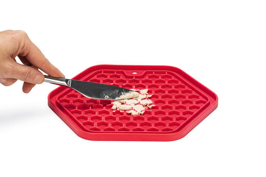 Beeztees LickMat Hexagon nuolumatto punainen 23 x 20 cm